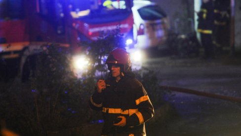 POŽAR NA DEPONIJI SREM-MAČVA: Ekipe vatrogasaca na terenu, u toku gašenje buktinje