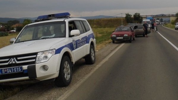 МУП ПРЕДВОДИ КОЛОНУ У ПИРОТУ: Полиција регулишу саобраћај како би се избегле гужве МУП ПРЕДВОДИ КОЛОНУ У ПИРОТУ: Полиција регулишу саобраћај како би се избегле гужве