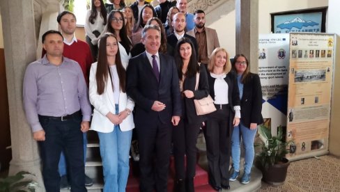 KAKO DA MLADI OSTANU U VRANJU: Gradonačelnik Slobodan Milenković - Želimo da stvorimo bolje uslove za budućnost KAKO DA MLADI OSTANU U VRANJU: Gradonačelnik Slobodan Milenković - Želimo da stvorimo bolje uslove za budućnost