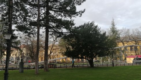 KLIZALIŠTA I TOBOGAN SPREMNI ZA ZIMU: Počinje novogodišnja atmosfera u Subotici KLIZALIŠTA I TOBOGAN SPREMNI ZA ZIMU: Počinje novogodišnja atmosfera u Subotici