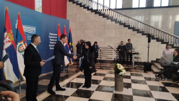 ПОДРШКА ПОКРАЈИНСКЕ ВЛАДЕ СЛАБИЈЕМ ПОЛУ: И женама субвенције за куповину некретнине ПОДРШКА ПОКРАЈИНСКЕ ВЛАДЕ СЛАБИЈЕМ ПОЛУ: И женама субвенције за куповину некретнине