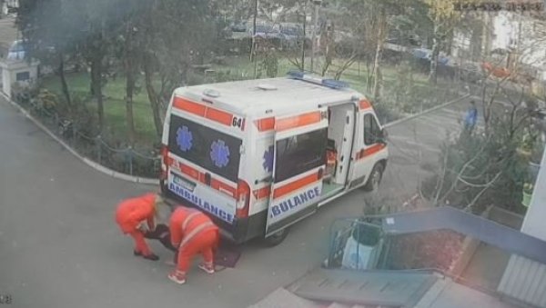 УЗНЕМИРУЈУЋИ ВИДЕО: Возило Хитне помоћи ишло у рикверц и ударило жену - нису ни приметили да им је под точковима док им се није обратила УЗНЕМИРУЈУЋИ ВИДЕО: Возило Хитне помоћи ишло у рикверц и ударило жену - нису ни приметили да им је под точковима док им се није обратила