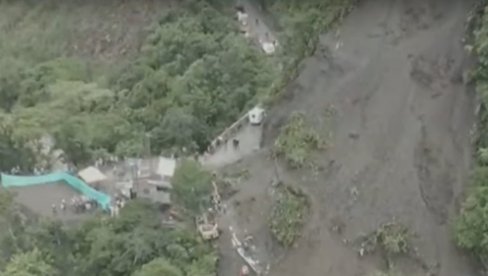 VELIKA TRAGEDIJA: Poginulo troje dece u klizištu, policija traga za desetinama nestalih VELIKA TRAGEDIJA: Poginulo troje dece u klizištu, policija traga za desetinama nestalih