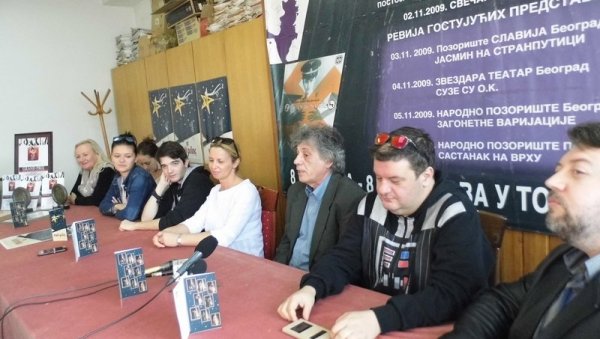 ДО НОВЕ ГОДИНЕ ДВЕ ПРЕМИЈЕРЕ: Народно позориште у Пироту од 2022. опрашта се комедијом и представом за децу ДО НОВЕ ГОДИНЕ ДВЕ ПРЕМИЈЕРЕ: Народно позориште у Пироту од 2022. опрашта се комедијом и представом за децу