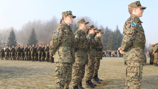 ОДБИО ДА СЕ РУКУЈЕ СА МИНИСТАРКОМ ОДБРАНЕ ЈЕР ЈЕ - ЖЕНА: Скандал припадника Оружаних снага Бих на обуци у Аустрији ОДБИО ДА СЕ РУКУЈЕ СА МИНИСТАРКОМ ОДБРАНЕ ЈЕР ЈЕ - ЖЕНА: Скандал припадника Оружаних снага Бих на обуци у Аустрији