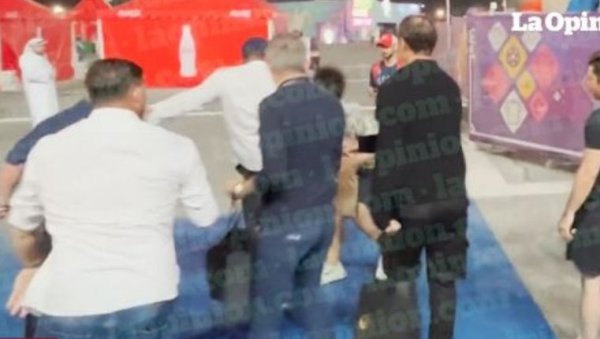 СКАНДАЛ НА СВЕТСКОМ ПРВЕНСТВУ: Легендарни фудбалер полудео, па ударио камермана у главу (ВИДЕО) СКАНДАЛ НА СВЕТСКОМ ПРВЕНСТВУ: Легендарни фудбалер полудео, па ударио камермана у главу (ВИДЕО)