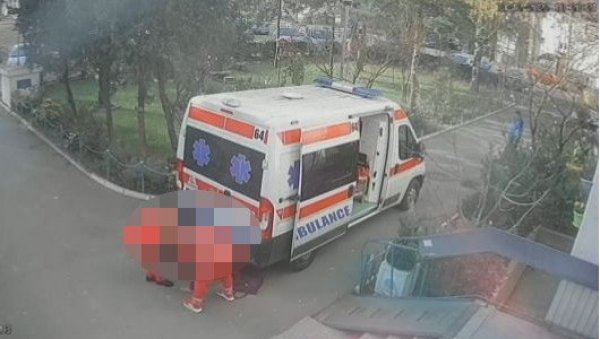 ЧУЛИ СМО УПОМОЋ И УГЛЕДАЛИ БАКУ: Огласио се возач Хитне помоћи, под чијим је санитетом завршила старица (ВИДЕО) ЧУЛИ СМО УПОМОЋ И УГЛЕДАЛИ БАКУ: Огласио се возач Хитне помоћи, под чијим је санитетом завршила старица (ВИДЕО)