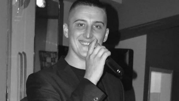 ОВО ЈЕ ПЕВАЧ ПОГИНУО У НЕСРЕЋИ КОД ФУТОГА: На месту остао мртав ОВО ЈЕ ПЕВАЧ ПОГИНУО У НЕСРЕЋИ КОД ФУТОГА: На месту остао мртав