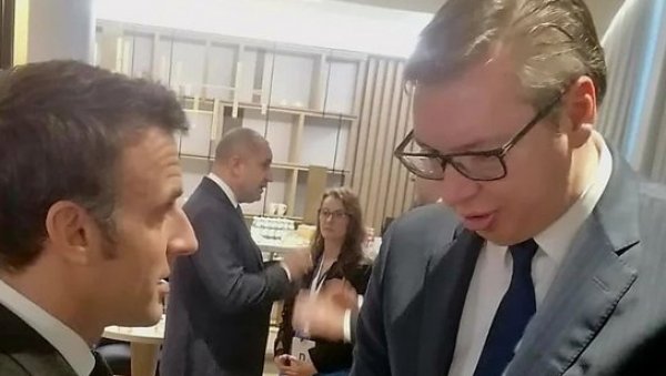 ВУЧИЋ РАЗГОВАРАО СА МАКРОНОМ: Поновио сам доследну посвећеност Србије очувању мира и дијалогу ВУЧИЋ РАЗГОВАРАО СА МАКРОНОМ: Поновио сам доследну посвећеност Србије очувању мира и дијалогу