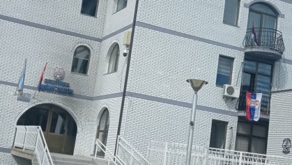 ГРАЂАНИ РЕВОЛТИРАНИ УПОТРЕБОМ СИЛЕ: После упада косовских полицајаца и чланова ЦИК, у Зубином Потоку мирно ГРАЂАНИ РЕВОЛТИРАНИ УПОТРЕБОМ СИЛЕ: После упада косовских полицајаца и чланова ЦИК, у Зубином Потоку мирно