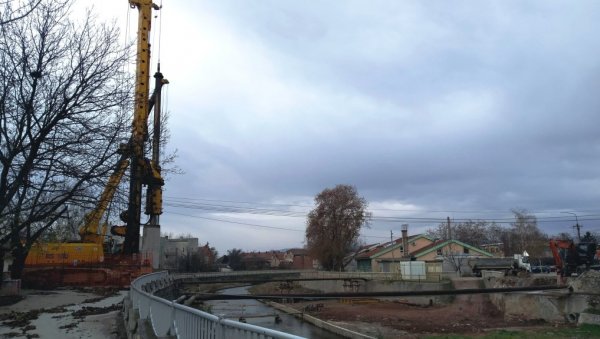 ВЕЛИКЕ МАШИНЕ ЗАПОСЕЛЕ ПАРАЋИН: Град на Црници добија седам мостова, први ниче код Технoлошке школе (ФОТО)