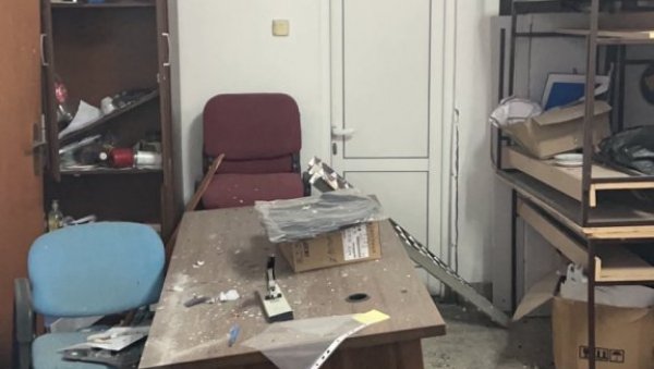 СИРЕНЕ ОДЈЕКУЈУ СЕВЕРНОМ МИТРОВИЦОМ: Полиција тзв. Косова упала у зграду општине (ФОТО) СИРЕНЕ ОДЈЕКУЈУ СЕВЕРНОМ МИТРОВИЦОМ: Полиција тзв. Косова упала у зграду општине (ФОТО)