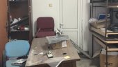 СИРЕНЕ ОДЈЕКУЈУ СЕВЕРНОМ МИТРОВИЦОМ: Полиција тзв. Косова упала у зграду општине (ФОТО) СИРЕНЕ ОДЈЕКУЈУ СЕВЕРНОМ МИТРОВИЦОМ: Полиција тзв. Косова упала у зграду општине (ФОТО)