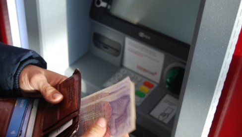 PREDSTAVLJAO SE KAO BANKAR I PREVARIO KLIJENTA ZA SKORO 5 MILIONA DINARA: Optužen jer je obećavao kredite jedne banke PREDSTAVLJAO SE KAO BANKAR I PREVARIO KLIJENTA ZA SKORO 5 MILIONA DINARA: Optužen jer je obećavao kredite jedne banke