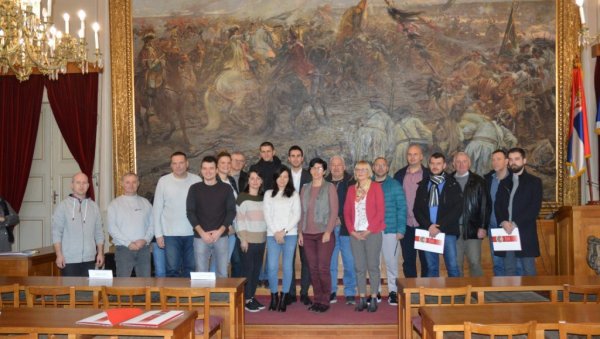СОМБОР ПОМАЖЕ РАЗВОЈ ПЧЕЛАРСТВА: Додељена средства СОМБОР ПОМАЖЕ РАЗВОЈ ПЧЕЛАРСТВА: Додељена средства