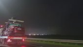 „BMV“ U KOJEM JE UBIJEN DELEVIĆ: Odvoze vozilo sa mesta zločina u Ugrinovcima (VIDEO) „BMV“ U KOJEM JE UBIJEN DELEVIĆ: Odvoze vozilo sa mesta zločina u Ugrinovcima (VIDEO)