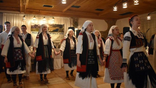 ВЕЧЕ ЛИВЊАНА И ГРАХОВЉАНА СУТРА У БАЧКОМ ЈАРКУ: Да сачувају завичај од заборава ВЕЧЕ ЛИВЊАНА И ГРАХОВЉАНА СУТРА У БАЧКОМ ЈАРКУ: Да сачувају завичај од заборава
