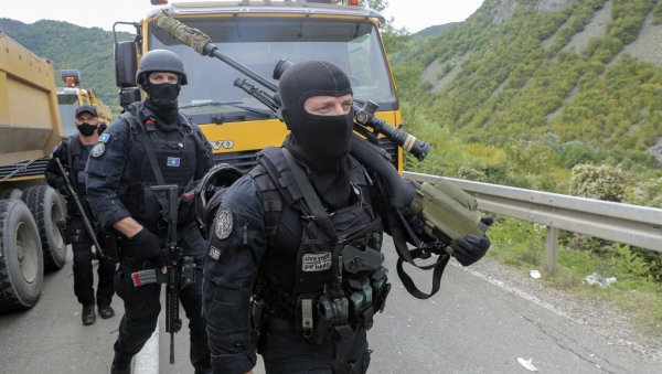 ВУЧИЋ УПОЗОРАВА НА МОГУЋНОСТ ОПЕРАЦИЈЕ ПОД ЛАЖНОМ ЗАСТАВОМ: Вечерас су нам из обавештајне агенције указали на то ВУЧИЋ УПОЗОРАВА НА МОГУЋНОСТ ОПЕРАЦИЈЕ ПОД ЛАЖНОМ ЗАСТАВОМ: Вечерас су нам из обавештајне агенције указали на то
