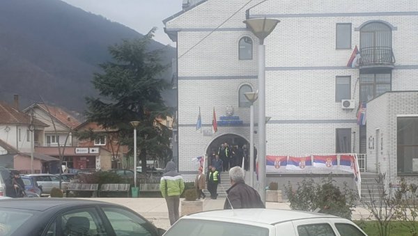 НОГОМ УДАРАЛИ У ОТВОРЕНА ВРАТА: У Северној Митровици и Зубином Потоку, дан после бахаћења косовских полицајаца НОГОМ УДАРАЛИ У ОТВОРЕНА ВРАТА: У Северној Митровици и Зубином Потоку, дан после бахаћења косовских полицајаца