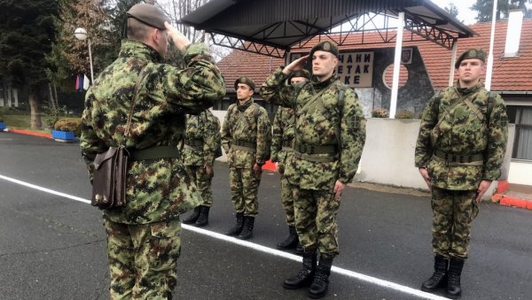 БИЋЕ РАСПОРЕЂЕНИ У СПЕЦИЈАЛИСТИЧКЕ ЦЕНТРЕ: Свечани почетак обуке војника на служењу војног рока (ФОТО)