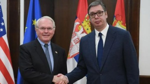 ВУЧИЋ СУТРА СА ХИЛОМ: Састанак заказан за девет часова ВУЧИЋ СУТРА СА ХИЛОМ: Састанак заказан за девет часова