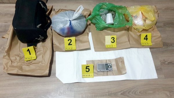 ЗАПЛЕНА МАРИХУАНЕ У КРУШЕВЦУ: Ухапшеном мушкарцу пронашли дрогу у стану (ФОТО) ЗАПЛЕНА МАРИХУАНЕ У КРУШЕВЦУ: Ухапшеном мушкарцу пронашли дрогу у стану (ФОТО)