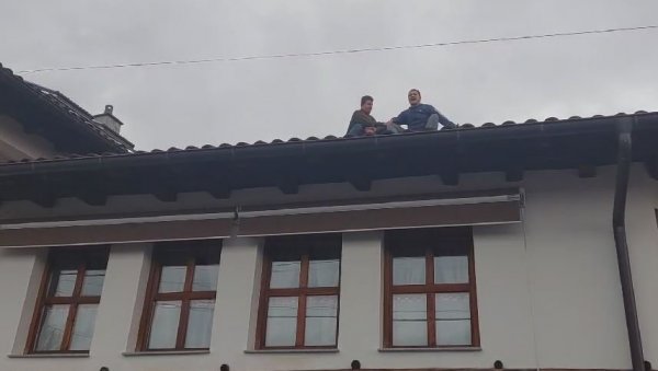 ПОТРЕСНЕ СЦЕНЕ ИЗ ВЕЛИКЕ ХОЧЕ: Домаћин Петровић прети самоубиством, мајка вришти док полиција покушава да заплени вино (ВИДЕО/ФОТО) ПОТРЕСНЕ СЦЕНЕ ИЗ ВЕЛИКЕ ХОЧЕ: Домаћин Петровић прети самоубиством, мајка вришти док полиција покушава да заплени вино (ВИДЕО/ФОТО)