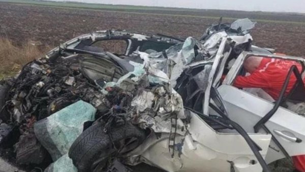 ЈЕЗИВЕ СЛИКЕ С МЕСТА НЕСРЕЋЕ У КОЈОЈ ЈЕ ПОГИНУО ЈЕШИЋ: Подлетео под камион - ауто потпуно смрскан (ФОТО) ЈЕЗИВЕ СЛИКЕ С МЕСТА НЕСРЕЋЕ У КОЈОЈ ЈЕ ПОГИНУО ЈЕШИЋ: Подлетео под камион - ауто потпуно смрскан (ФОТО)