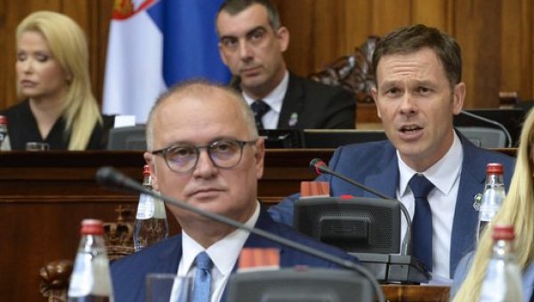 ЈЕСТЕ ЛИ ВИ ЉУДИ СВЕСНИ ШТА РАДИТЕ? Мали оштро поручио - Топили сте оружје, а сада ширите дефетизам! ЈЕСТЕ ЛИ ВИ ЉУДИ СВЕСНИ ШТА РАДИТЕ? Мали оштро поручио - Топили сте оружје, а сада ширите дефетизам!