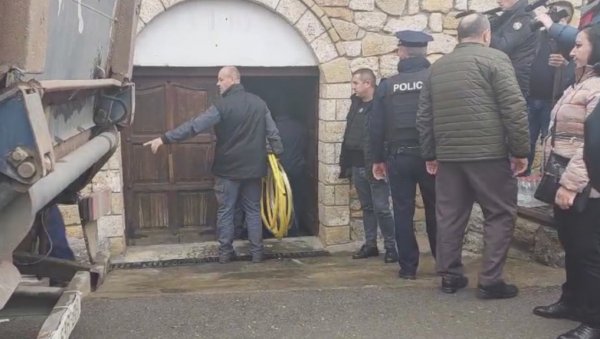 СКАНДАЛ! Почела заплена вина из куће породице Петровић у Великој Хочи - полиција дала срамно објашњење (ВИДЕО) СКАНДАЛ! Почела заплена вина из куће породице Петровић у Великој Хочи - полиција дала срамно објашњење (ВИДЕО)