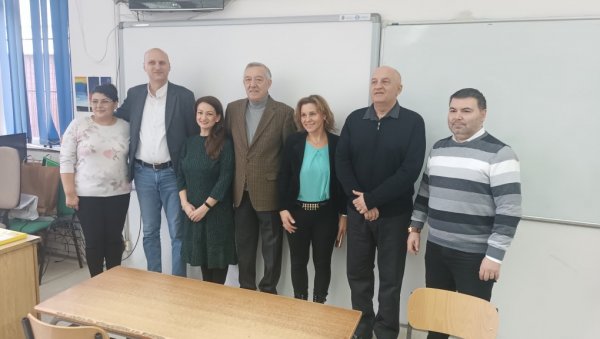 УЧЕНИЦИМА ВРЕДНА ОПРЕМА: Генерални конзул Румуније посетио новосадску ОШ Жарко Зрењанин УЧЕНИЦИМА ВРЕДНА ОПРЕМА: Генерални конзул Румуније посетио новосадску ОШ Жарко Зрењанин