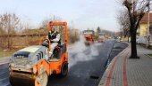 АСФАЛТ УМЕСТО „КОЦКИ“: Нови коловоз у два слоја за “Западну капију“ Параћина (ФОТО) АСФАЛТ УМЕСТО „КОЦКИ“: Нови коловоз у два слоја за “Западну капију“ Параћина (ФОТО)