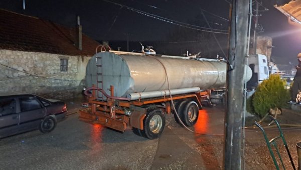 ВЕЛИКА СРАМОТА У ВЕЛИКОЈ ХОЧИ: Куртијева полиција запленила готово сво вино из винице породице Петровић (ФОТО/ВИДЕО) ВЕЛИКА СРАМОТА У ВЕЛИКОЈ ХОЧИ: Куртијева полиција запленила готово сво вино из винице породице Петровић (ФОТО/ВИДЕО)