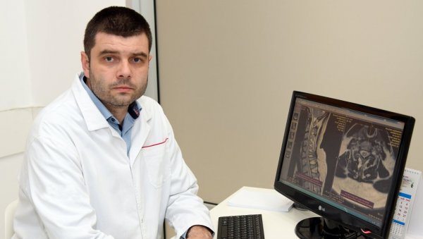 КИФОЗА И СКОЛИОЗА НАЈВЕЋИ ПРОБЛЕМ Савет стручњака: Када се редовно и правилно вежба, леђа не боле КИФОЗА И СКОЛИОЗА НАЈВЕЋИ ПРОБЛЕМ Савет стручњака: Када се редовно и правилно вежба, леђа не боле