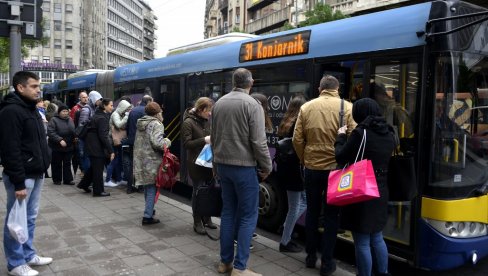 NE USTAJEM STARIJIMA U PREVOZU, I JA SAM UMORAN Mladić šokirao priznanjem - izazvao brojne reakcije