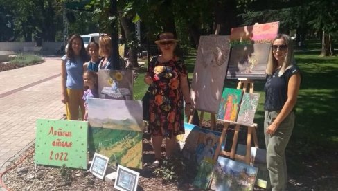 IZLOŽBA RADOVA SA LETNJEG ATELJEA: U Vranju jedna uz druge dela akademaca i amatera IZLOŽBA RADOVA SA LETNJEG ATELJEA: U Vranju jedna uz druge dela akademaca i amatera