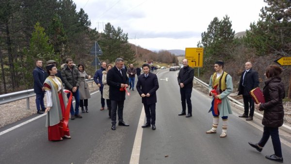 БЕЗБЕДНИЈЕ И БРЖЕ ДО ГРАНИЧНОГ ПРЕЛАЗА ЈАБУКА: Завршена реконструкција пута Пљевља – Михаиловица (ФОТО) БЕЗБЕДНИЈЕ И БРЖЕ ДО ГРАНИЧНОГ ПРЕЛАЗА ЈАБУКА: Завршена реконструкција пута Пљевља – Михаиловица (ФОТО)