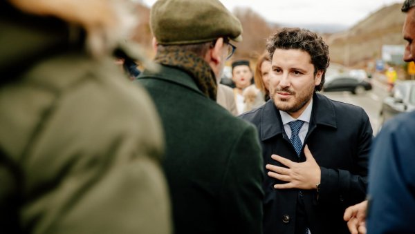 ЦРНОГОРЦИ ЛЕТЕ У НЕБО: Како је Абазовић најавио - биће подсмеха и мимова, али... ЦРНОГОРЦИ ЛЕТЕ У НЕБО: Како је Абазовић најавио - биће подсмеха и мимова, али...