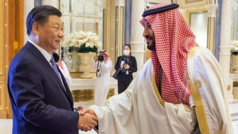 SRDAČNA DOBRODOŠLICA ZA KINESKOG PREDSEDNIKA: Prijateljski pozdrav Bin Salmana i Si Đinpinga u Rijadu (FOTO)