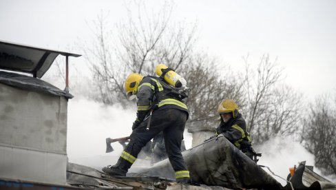 POŽAR NA BANOVOM BRDU: Vatrogasci na terenu, intervenisala i Hitna pomoć POŽAR NA BANOVOM BRDU: Vatrogasci na terenu, intervenisala i Hitna pomoć
