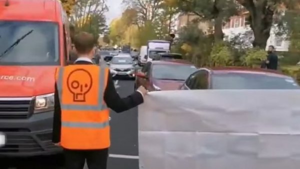 ИНТЕРВЕНИСАЛИ ВАТРОГАСЦИ И ПОЛИЦИЈА: Климатски активисти направили хаос у Италији ИНТЕРВЕНИСАЛИ ВАТРОГАСЦИ И ПОЛИЦИЈА: Климатски активисти направили хаос у Италији