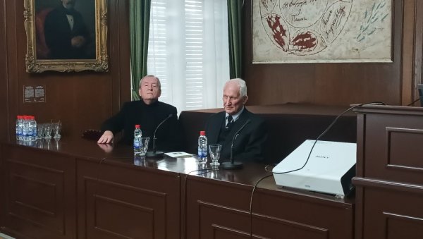 РАДОВИЋ ЈЕ ЗМАЈ ПОСЛЕ ЗМАЈА: Бећковић: Све што је радио за ТВ и радио сада је хит на друштвеним мрежама РАДОВИЋ ЈЕ ЗМАЈ ПОСЛЕ ЗМАЈА: Бећковић: Све што је радио за ТВ и радио сада је хит на друштвеним мрежама