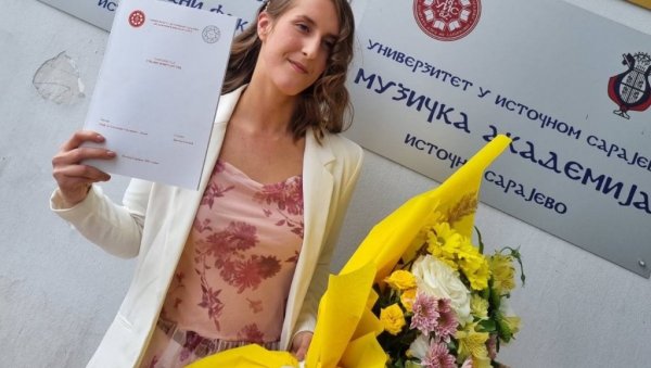 МАШТА О ЗАПОСЛЕЊУ: Драгица Гаговић студент генерације у Источном Сарајеву, има вољу да остане у својој држави МАШТА О ЗАПОСЛЕЊУ: Драгица Гаговић студент генерације у Источном Сарајеву, има вољу да остане у својој држави