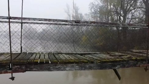 GRADE PREDIVAN MOST, SPOJIĆE DVE OPŠTINE: Stari prelaz visi na opasnim sajlama, pogledajte kako izgleda (FOTO/ VIDEO)