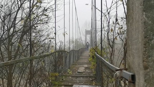 НОВА ОПАСНОСТ НА ЗАПАДНОЈ МОРАВИ: Погледајте катастрофалан пешачки мост који спаја Варварин и Ћићевац (ФОТО/ВИДЕО) НОВА ОПАСНОСТ НА ЗАПАДНОЈ МОРАВИ: Погледајте катастрофалан пешачки мост који спаја Варварин и Ћићевац (ФОТО/ВИДЕО)