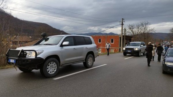 СРБИ ПОСТАВЉАЈУ БАРИКАДЕ: Хоће да спрече да Дејана Пантића пребаце у Приштину, боре се против Куртија (ФОТО) СРБИ ПОСТАВЉАЈУ БАРИКАДЕ: Хоће да спрече да Дејана Пантића пребаце у Приштину, боре се против Куртија (ФОТО)