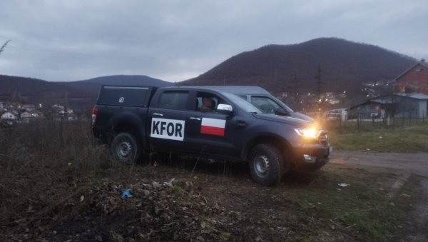 ВОЗИЛА КФОР КОД БАРИКАДА РУДАРЕ: Срби не дају да Дејана Пентића пребаце у Приштину (ФОТО) ВОЗИЛА КФОР КОД БАРИКАДА РУДАРЕ: Срби не дају да Дејана Пентића пребаце у Приштину (ФОТО)