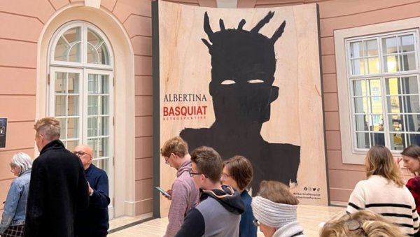 ХИЉАДУ СЛИКА У СЛАВУ БОРБЕ ПРОТИВ РАСИЗМА: Репортер Новости у дугим редовима грађана који чекају да виде изложбу Жан-Мишел Баскијата ХИЉАДУ СЛИКА У СЛАВУ БОРБЕ ПРОТИВ РАСИЗМА: Репортер Новости у дугим редовима грађана који чекају да виде изложбу Жан-Мишел Баскијата