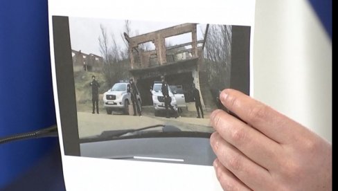 VUČIĆ POKAZAO FOTOGRAFIJE TERORA KROZ KOJI PROLAZE SRBI: Maltretirali čoveka u kolicima, akciju vodile jedinice iz Albanije VUČIĆ POKAZAO FOTOGRAFIJE TERORA KROZ KOJI PROLAZE SRBI: Maltretirali čoveka u kolicima, akciju vodile jedinice iz Albanije