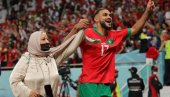 НАПРАВИЛИ ЧУДО, ПА ИЗВЕЛИ МАЈКЕ НА ТЕРЕН: Прелепе сцене након меча Мароко - Португал НАПРАВИЛИ ЧУДО, ПА ИЗВЕЛИ МАЈКЕ НА ТЕРЕН: Прелепе сцене након меча Мароко - Португал